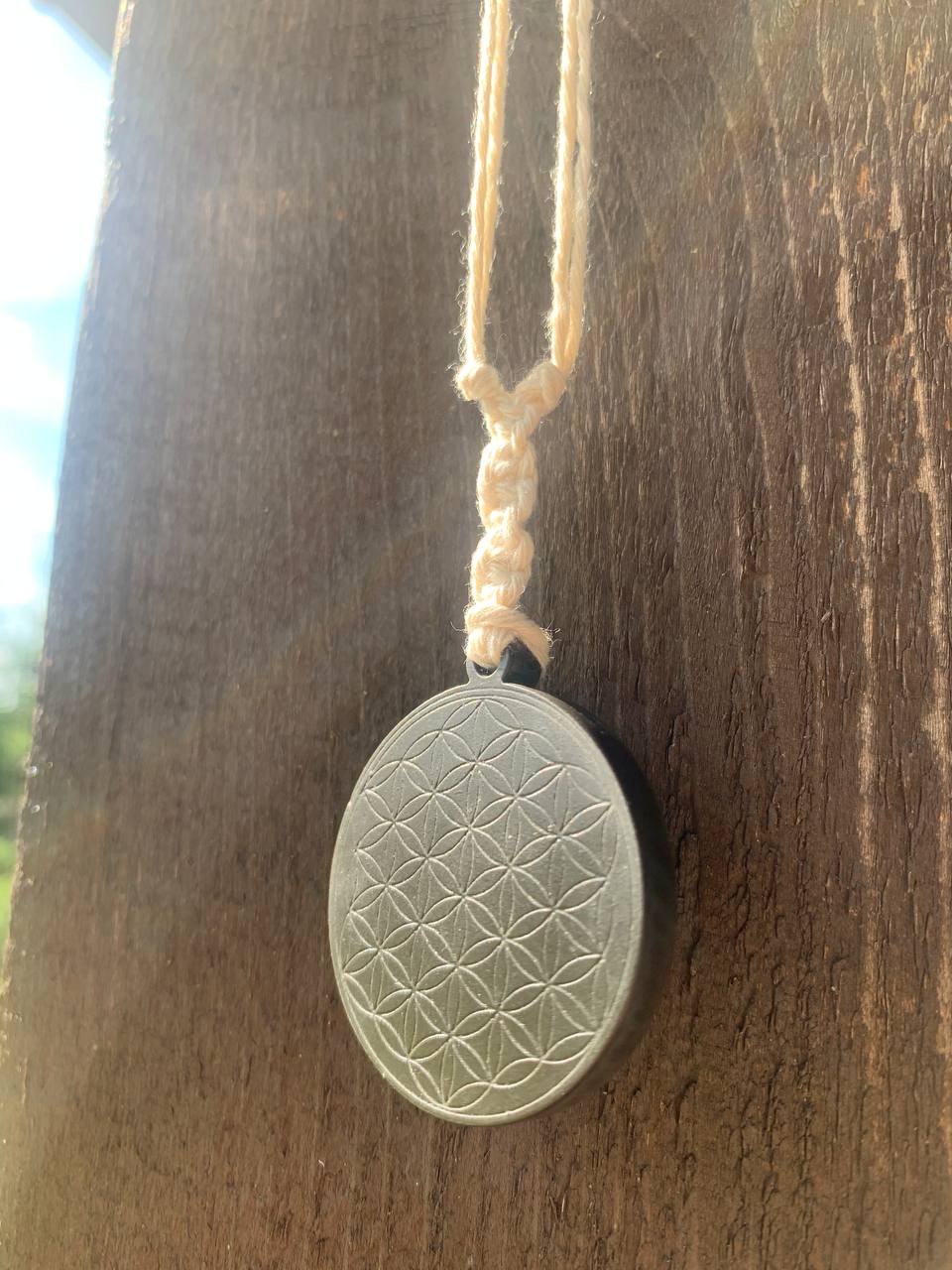 Paramagnētiskais Bazalta amulets - Dzīvības zieds